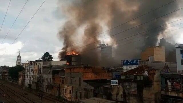 Incêndio atinge lojas no Centro de Nova Iguaçu, na Baixada Fluminense