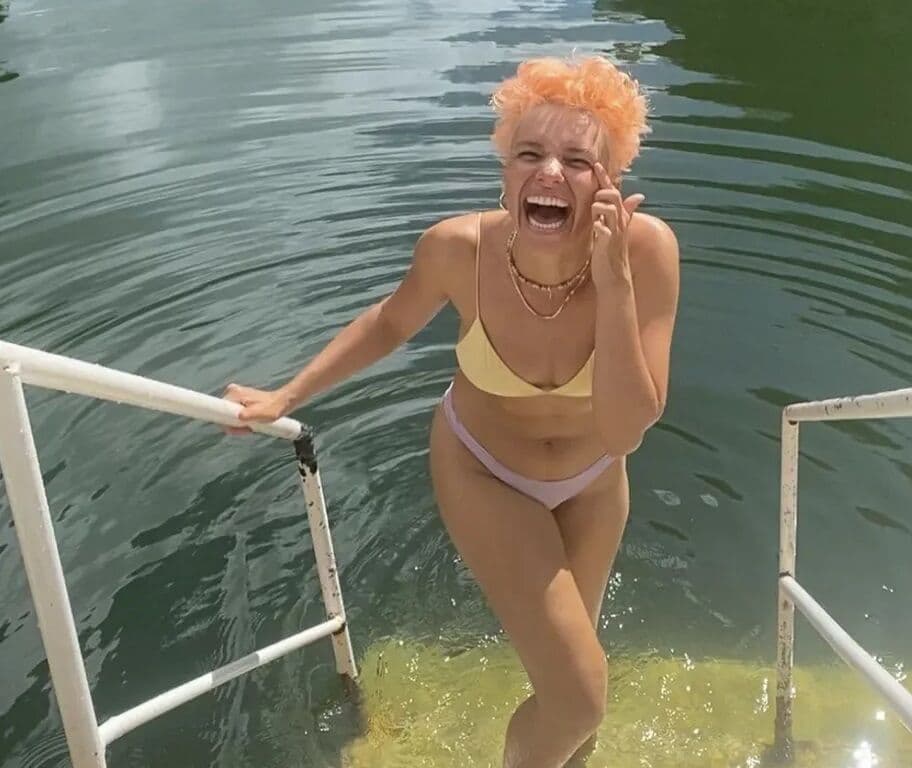 Mendigo usa morte de MC Kevin para atacar Deolane, e ela se revolta: 'Escroto'