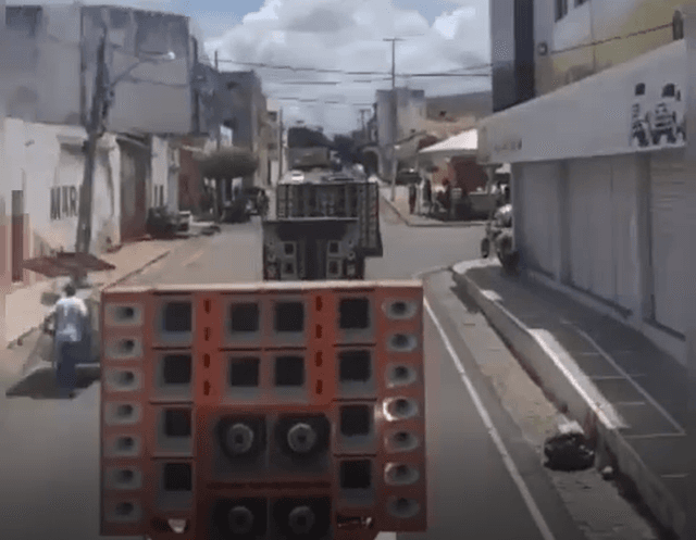 Donos de paredões de som fazem protesto pedindo liberação de equipamentos na cidade de Cajazeiras, na Paraíba