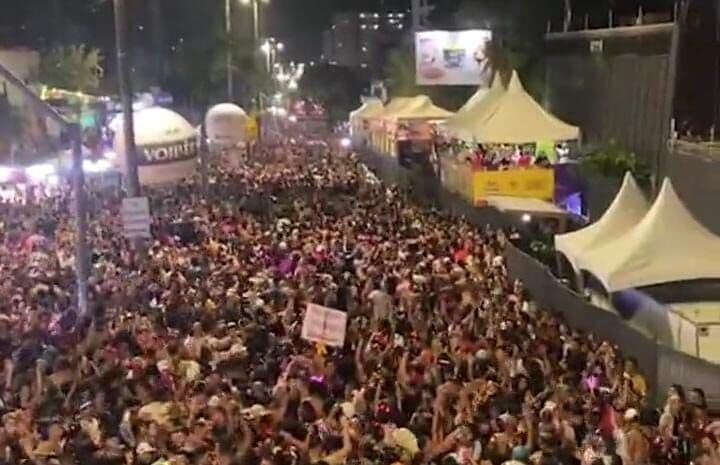 'Virgens de Tambaú' lotam avenida Epitácio Pessoa durante Folia de Rua