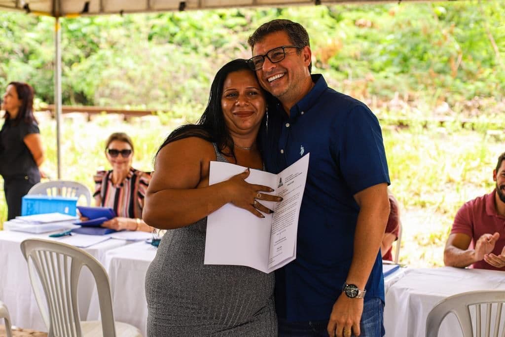 Prefeitura de Cabedelo entrega termos de posse e regulariza 80 moradias na comunidade do Pontilhão, em Jardim Manguinhos