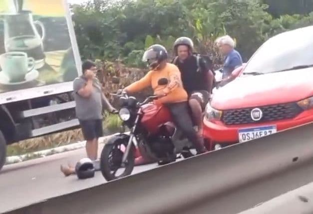 Carro e moto colidem na BR-230, em Bayeux, e motociclista fica ferido​