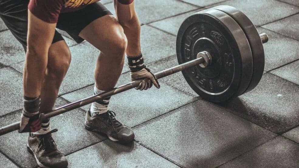 Benefícios da musculação: 'puxar ferro' 2 ou 3 vezes na semana reduz pressão arterial, sugere estudo