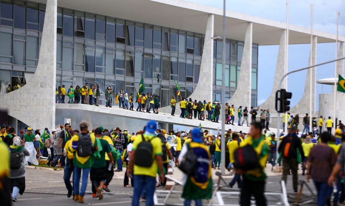 Metade dos presos pelos ataques golpistas em Brasília recebeu auxílio emergencial, diz MPF