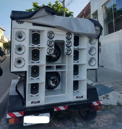 Polícia apreende paredão de som na Praia da Penha e aplica multa de R$ 5 mil