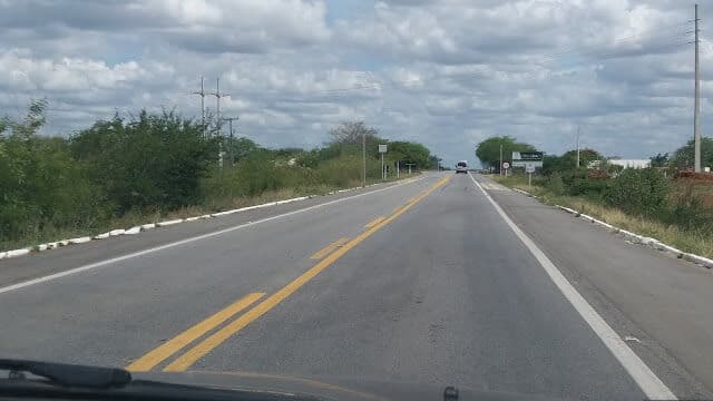 Motociclista morre na BR 104 após colidir com carreta em Queimadas