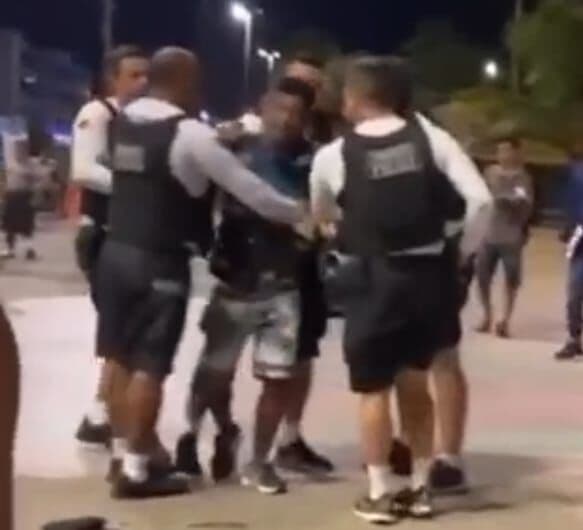 Acusado de agredir a esposa é preso na orla de João Pessoa; homem tentou resistir a ação da PM