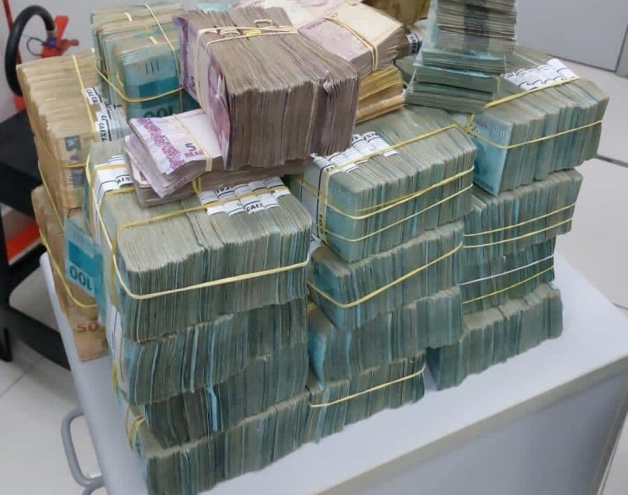 Polícia Federal contabiliza quase R$ 2 milhões em dinheiro vivo encontrado em malas no aeroporto