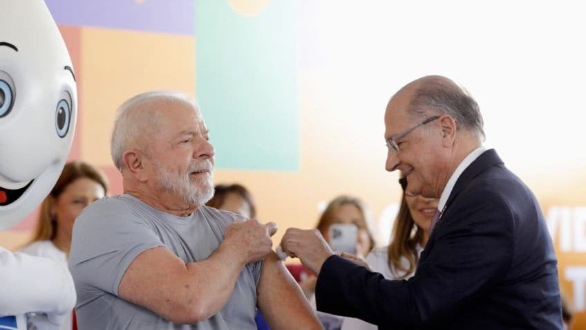 Lula é vacinado por Alckmin em lançamento de campanha de imunização