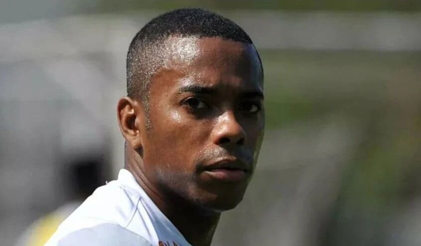 STJ nega pedido para apreender passaporte de Robinho