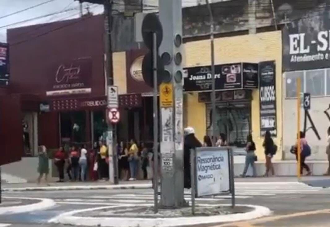 Sex shop distribui vibradores em homenagem ao Dia da Mulher e fila gigante 'para' avenida em Campina Grande
