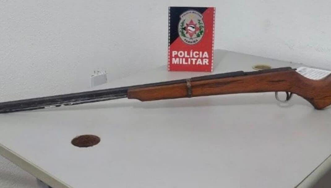 Homem é preso com espingarda ilegal, em Santa Luzia