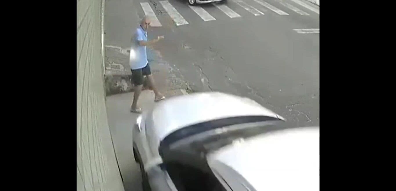 VÍDEO: Homem escapa de ser atropelado em calçada