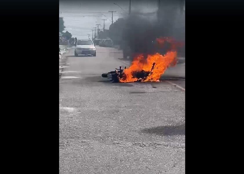 Moto pega fogo e assusta condutores em avenida do bairro do Cristo, em João Pessoa