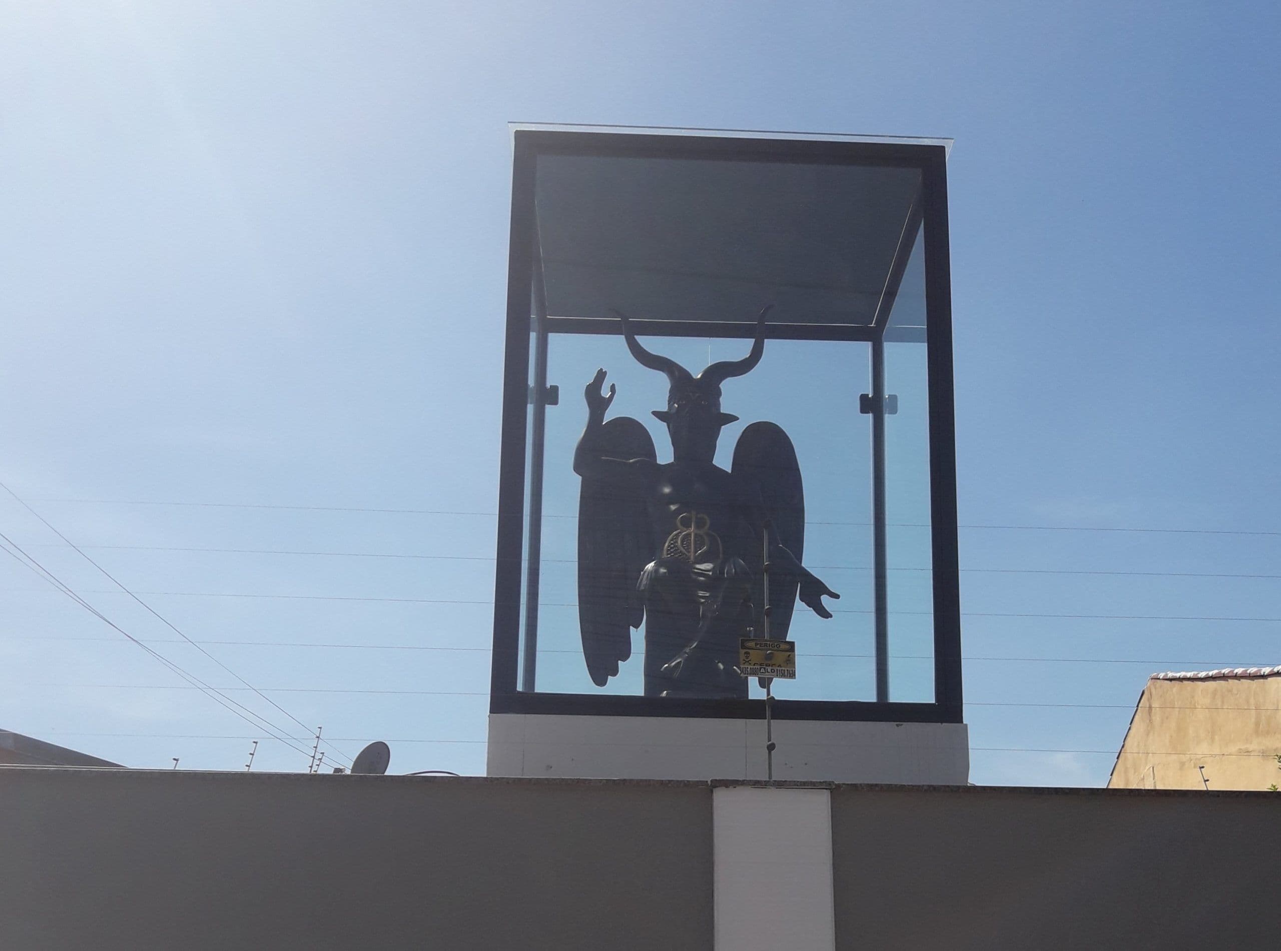 'Baphomet' exposto no muro de residência viraliza nas redes sociais