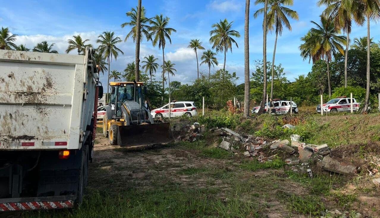 VÍDEO: Polícia cumpre reintegração de posse em lotes invadidos no Polo Turístico do Cabo Branco