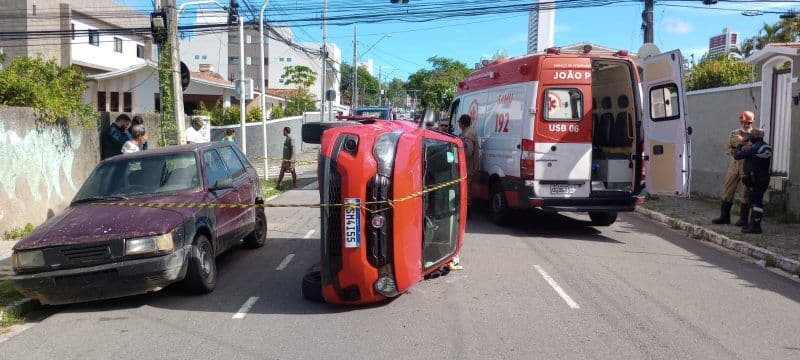 Motorista perde controle ao usar celular e capota carro em avenida do Pedro Gondim, em João Pessoa