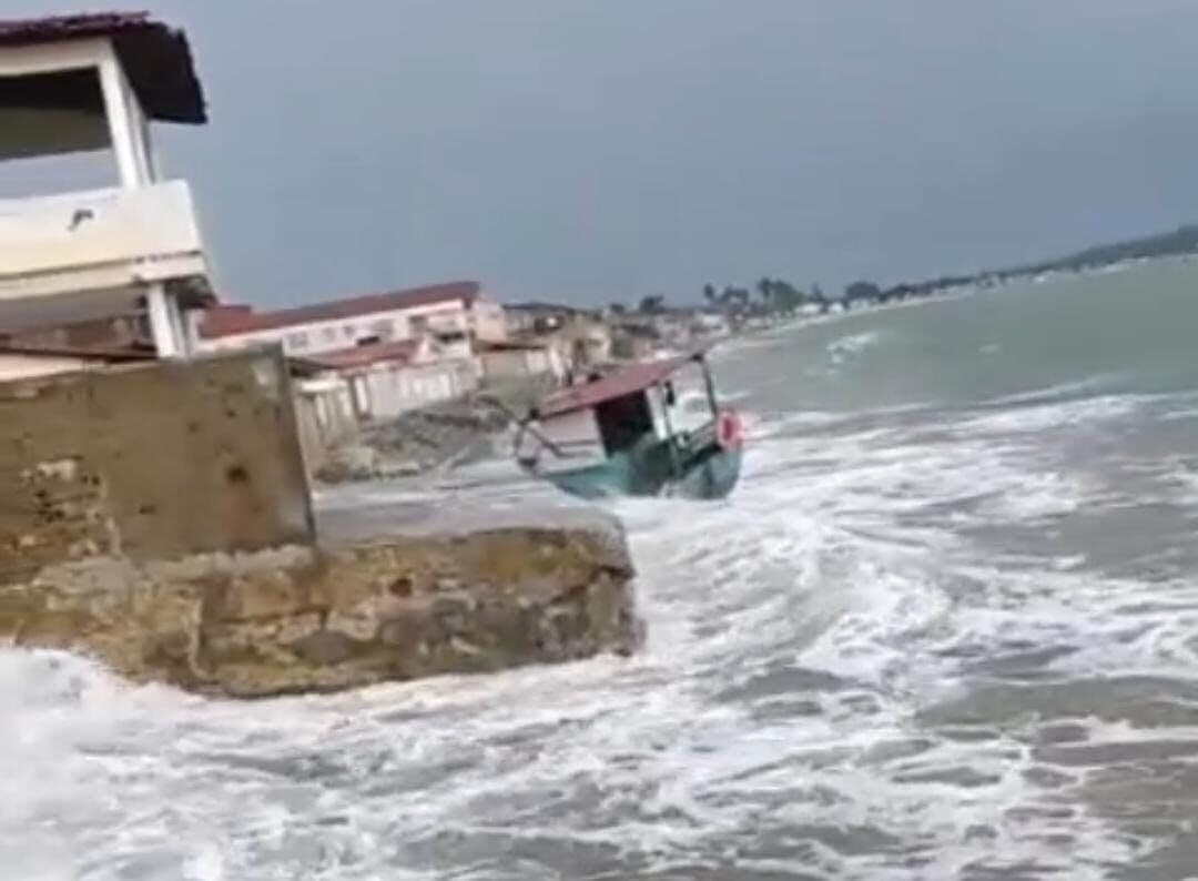 VÍDEO: barco fica à deriva e colide com quebra-mar em praia da Baía da Traição