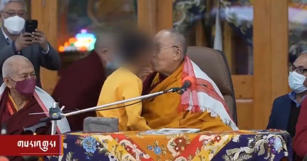 Dalai Lama pede que garoto beije sua língua e depois se desculpa