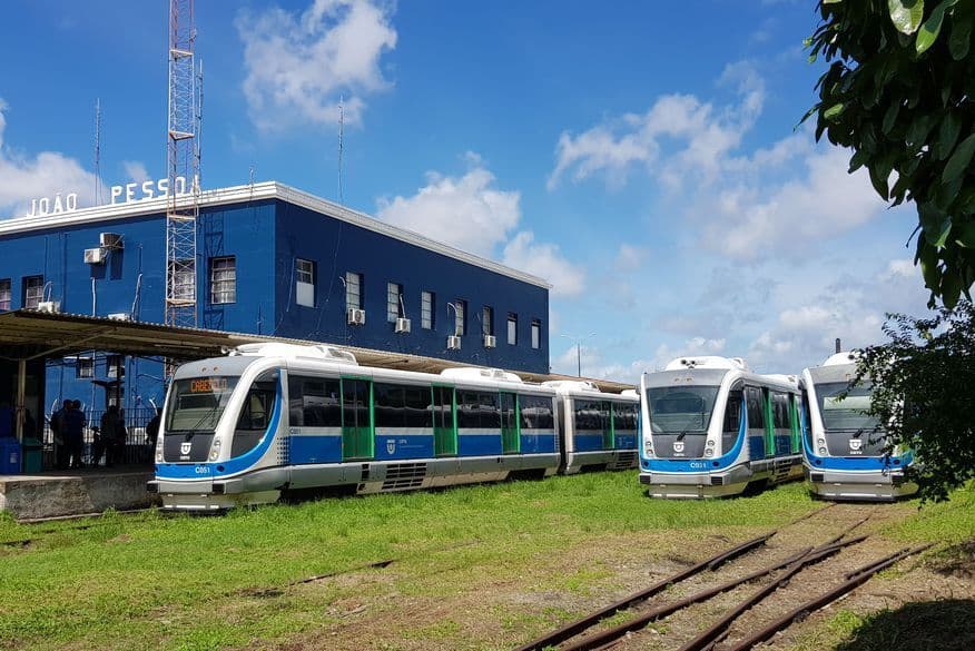 Colisão entre trem e caminhão é registrada em João Pessoa; viagens são interrompidas