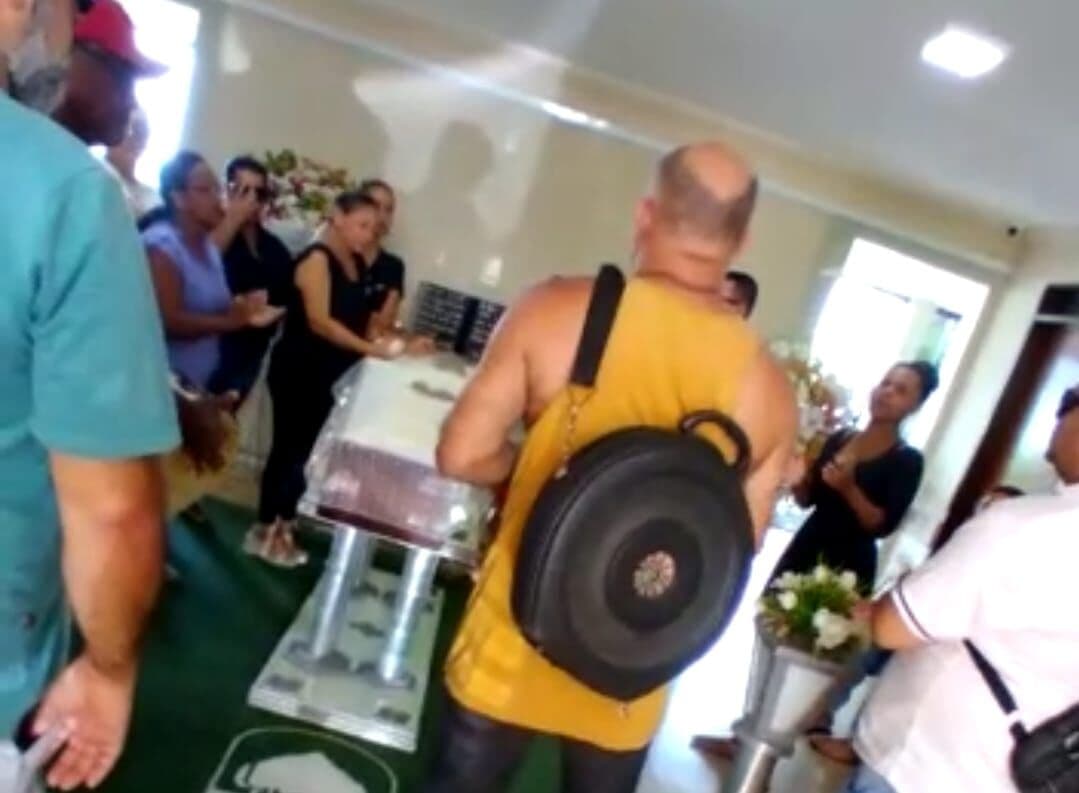 Homenagem: amigos fazem 'roda de samba' durante velório do 'Negão da Fava', em João Pessoa