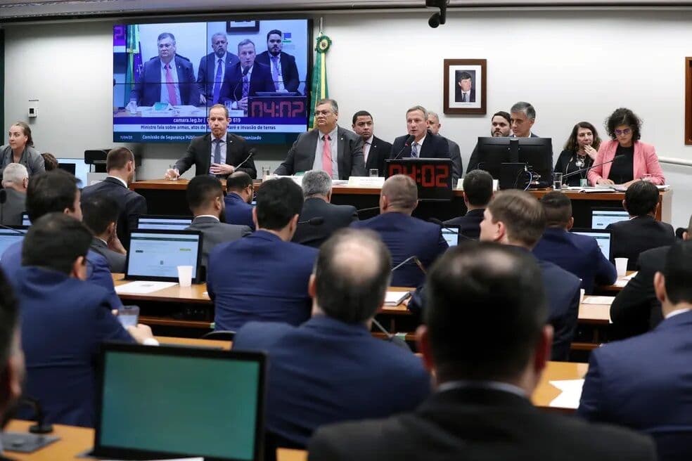 Aos gritos de "fujão", Flávio Dino deixa audiência na Câmara após tumulto envolvendo deputados