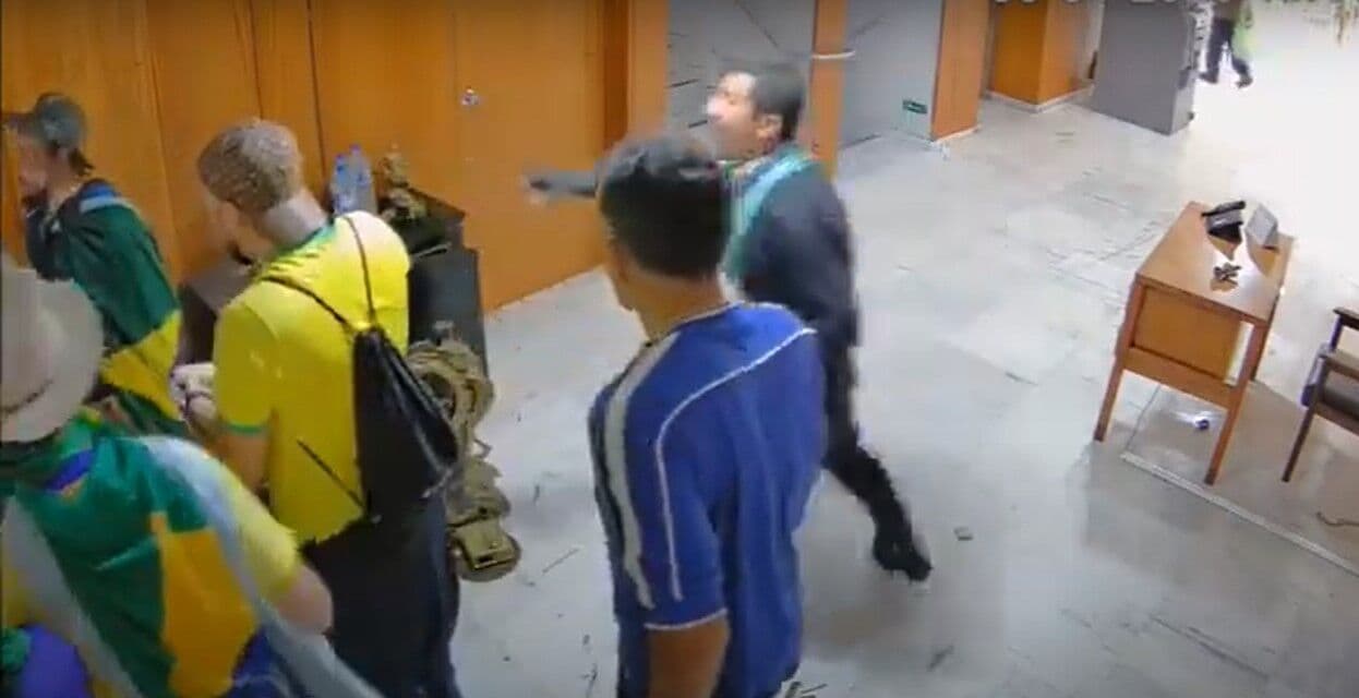 Menino acorrentado a tonel recebe alta e deixa hospital de Campinas