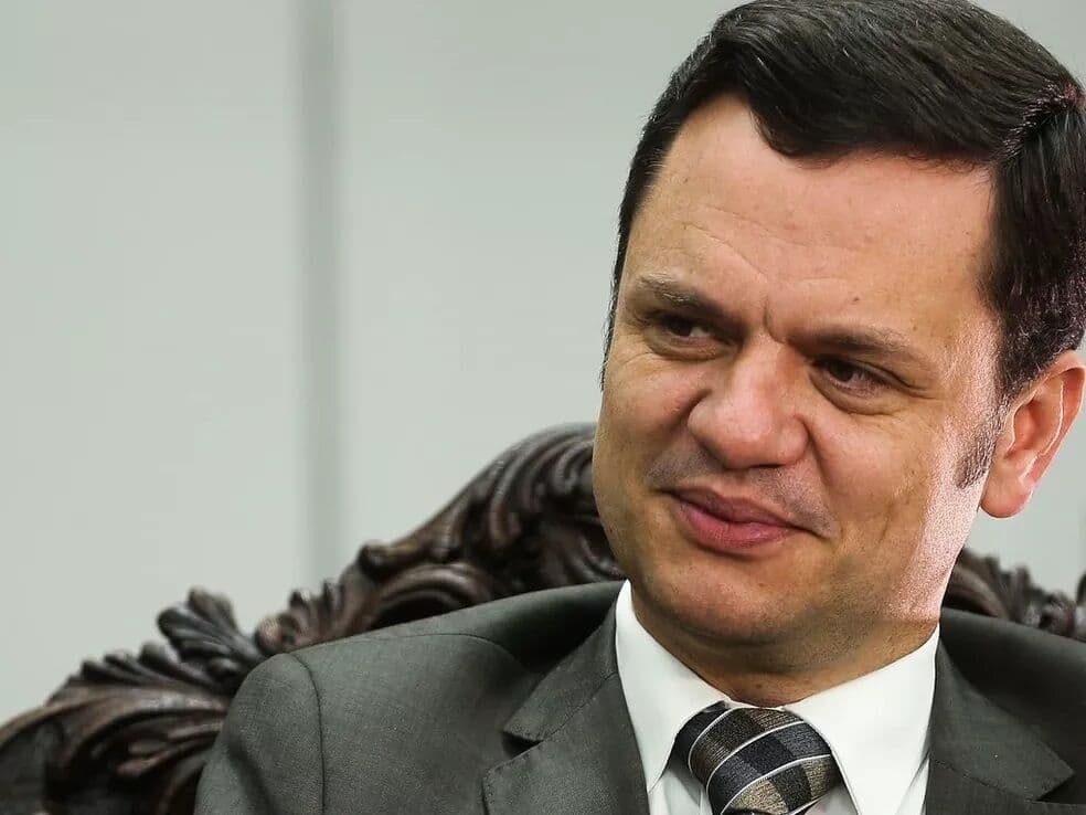 Ex-ministro Anderson Torres desmente ex-comandantes sobre “reuniões do golpe” e quer acareação