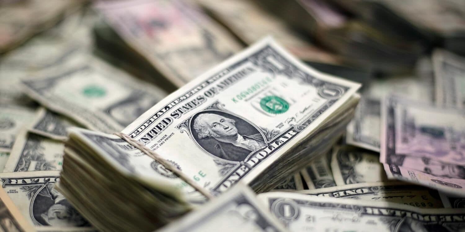 Dólar sobe para R$ 5,64 e Bolsa cai 0,75% com desemprego recorde e risco fiscal