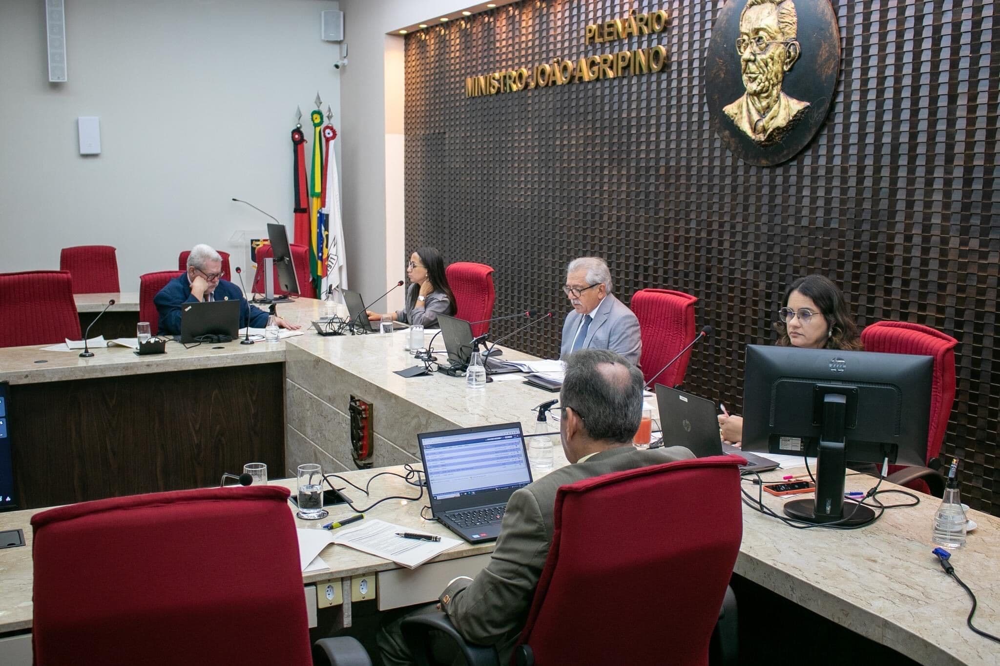 TCE-PB manda ex-prefeito de Catingueira devolver R$ 289 mil por acúmulo ilegal de quatro cargos de médico