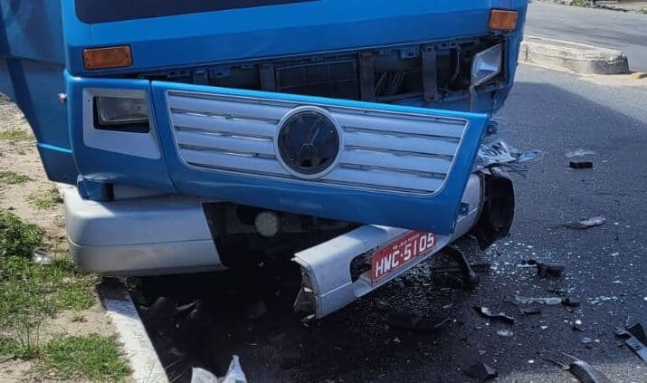 Duas pessoas ficam feridas em acidente entre caminhão, moto e carro na lateral da Central de Polícia, em João Pessoa