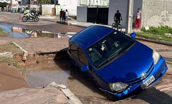 Carro cai em cratera em avenida do bairro Bessa, em João Pessoa