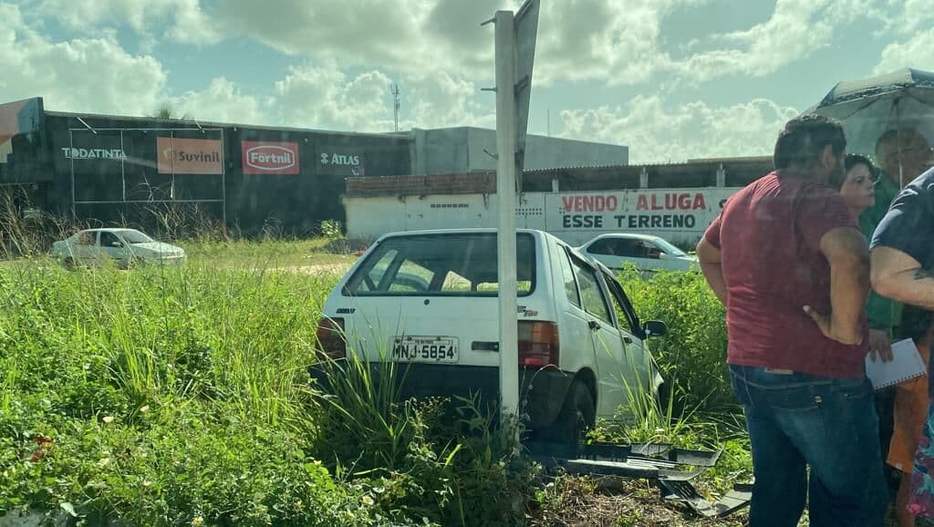 Carro vai parar fora da pista após condutor perder controle do veículo, na BR-230 em João Pessoa