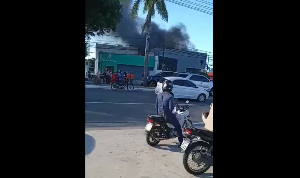 VÍDEO: Loja pega fogo na avenida Epitácio Pessoa