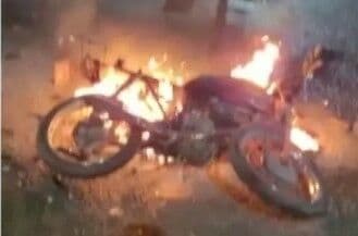 Moto pega fogo após acidente e duas pessoas ficam feridas, em Campina Grande