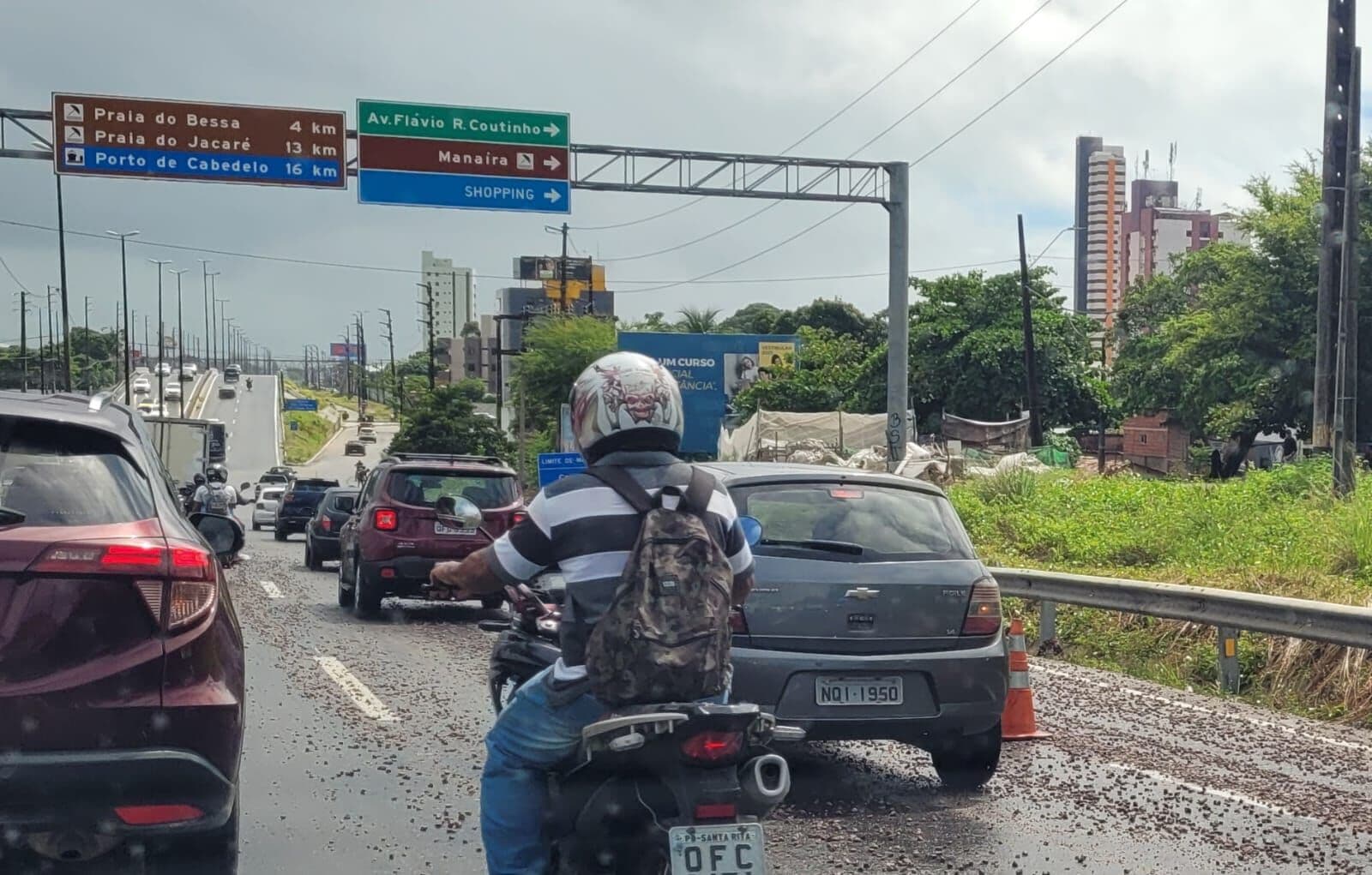 Derramamento de brita deixa trânsito lento na BR-230, em João Pessoa