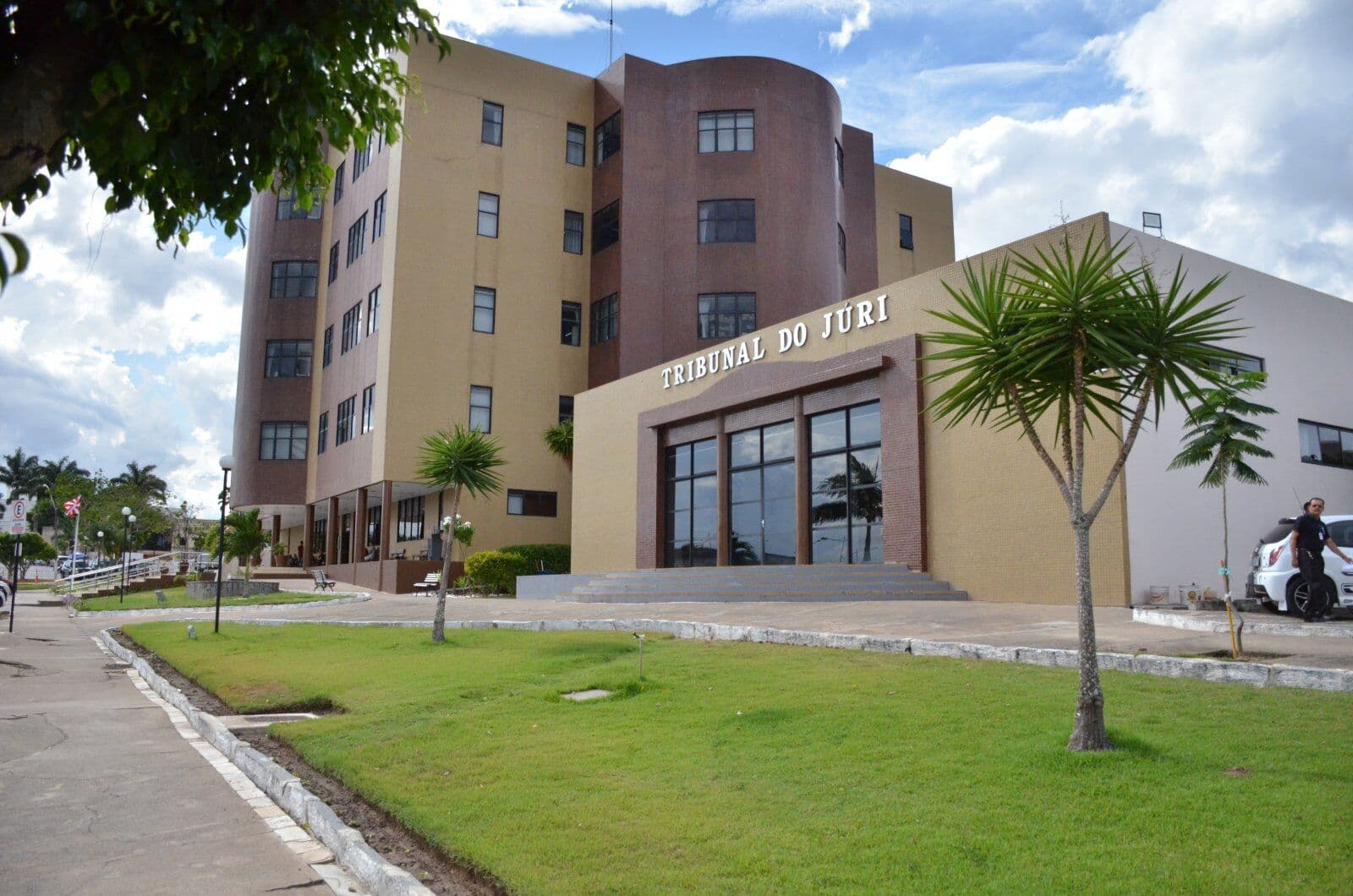 Polícia prende falsa advogada durante julgamento no Tribunal do Júri, em Campina Grande