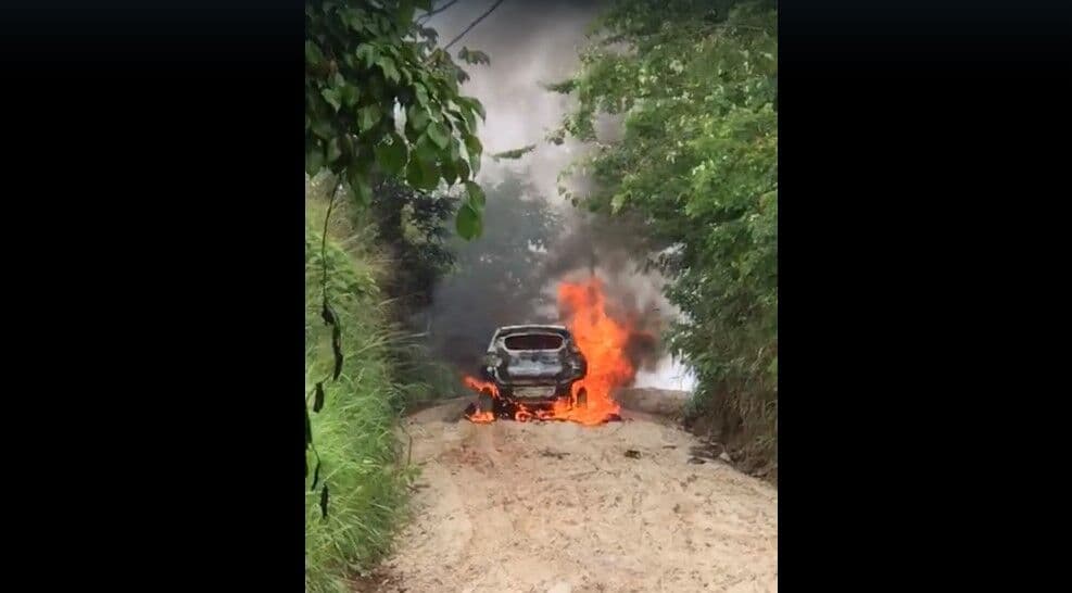 VÍDEO: carro da Prefeitura de Matinhas fica destruído após pegar fogo