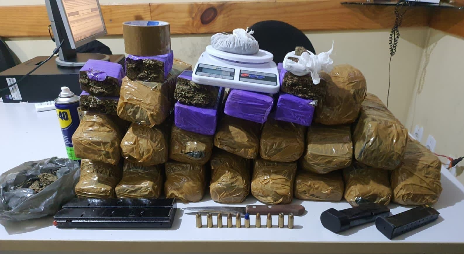 Polícia apreende 20 Kg de maconha, carregadores de metralhadora, pistolas e munições em Alhandra, litoral sul da Paraíba