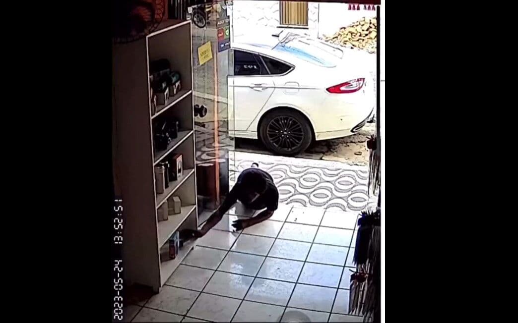 GATUNO: câmera de segurança flagra suspeito entrando agachado para furtar relógio de loja na cidade de Patos