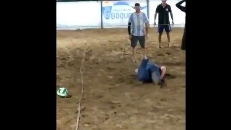 VÍDEO: Prefeito de Boqueirão viraliza após cair de cara na areia em jogo de vôlei