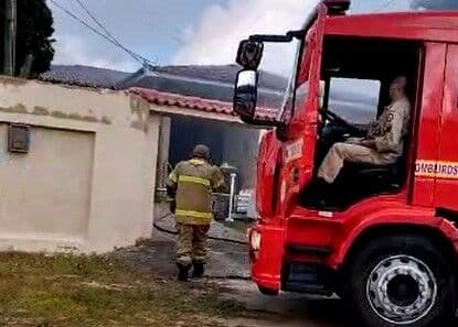 Incêndio destrói parcialmente casa no bairro Cristo Redentor, em João Pessoa