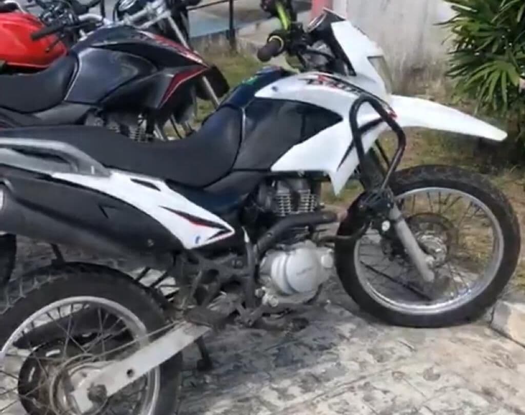 Moto de jovem assassinado a tiros durante assalto é localizada no bairro do Grotão, em João Pessoa