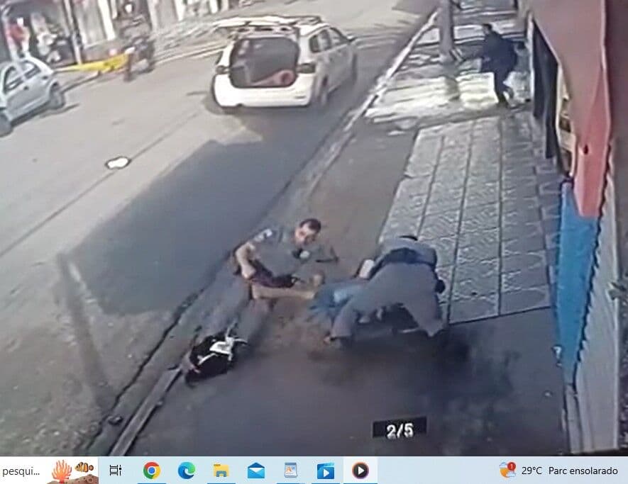 Cenas fortes: ladrão desarma policial e atira em dois PMs; veja vídeo