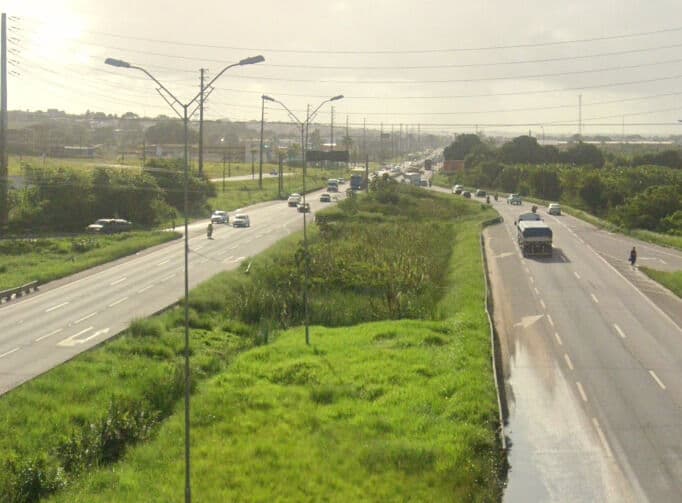 Trecho da BR-230 é interditado em Bayeux para desobstrução de galerias