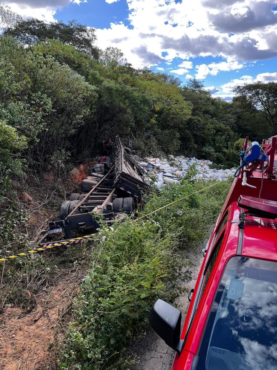 Motorista fica preso às ferragens após tombar caminhão carregado de ração na Serra de Teixeira, no Sertão da Paraíba