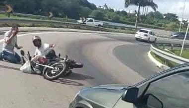 Derramamento de óleo na pista derruba motociclistas e causa acidentes na Br-230, em João Pessoa