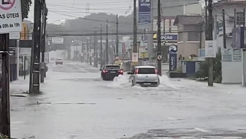 Motoristas enfrentam alagamentos em ruas de João Pessoa e passam apuros; veja vídeo