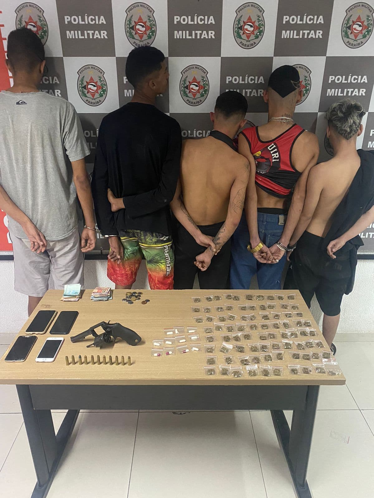Polícia prende cinco homens e apreende arma, drogas e celulares roubados no bairro de Mangabeira