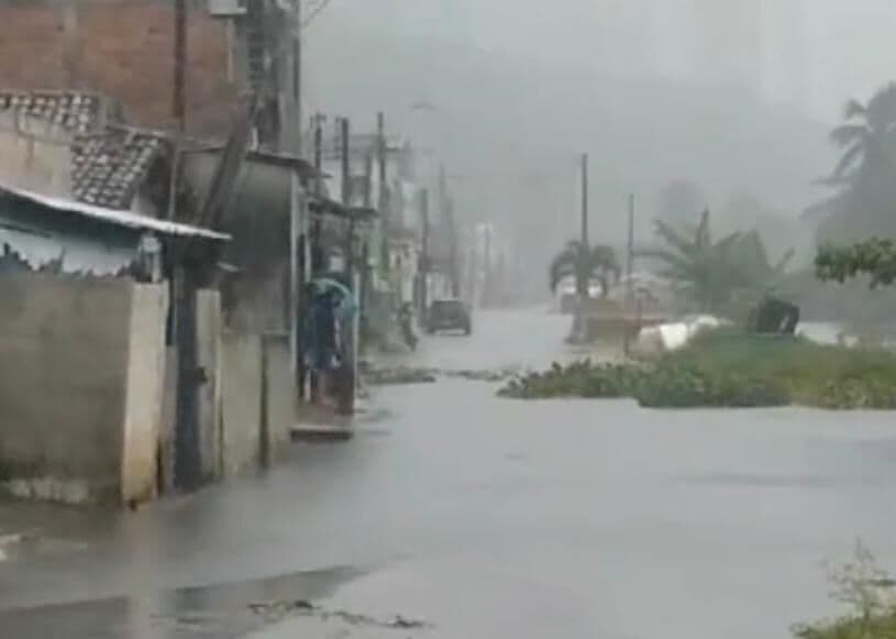 Rio transborda e invade casas e ruas no bairro do São José, em João Pessoa